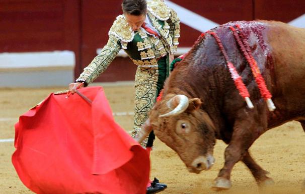 Diego Urdiales recibe el trofeo a la mejor faena a un toro de Victorino Martín