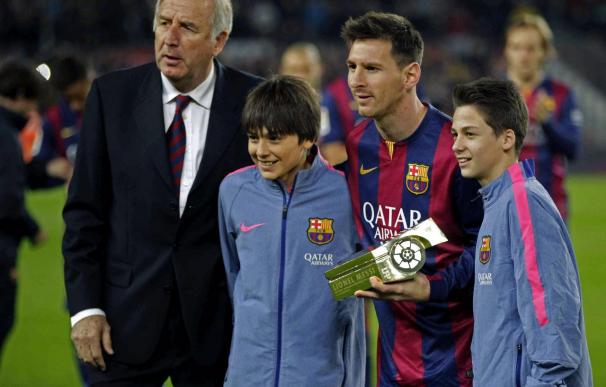 Messi recibe el trofeo de máximo goleador de la historia de la Liga