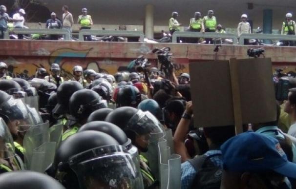 Las fuerzas venezolanas emplean gases lacrimógenos contra la marcha opositora en Caracas