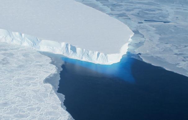 Lagos bajo el glaciar más amenazado de la Antártida drenan en el mar