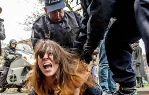 Activistas de Femen se abalanzan sobre el coche de Strauss- Kahn