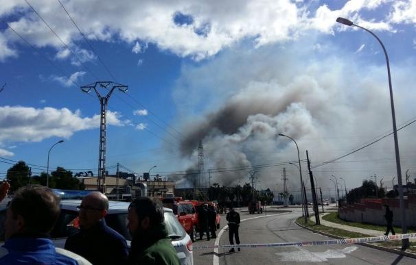 Bomberos dan por perimetrado el incendio de Paterna, que aún no está controlado