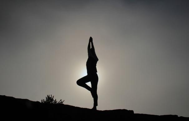 Practicar yoga puede resultar beneficioso para combatir el dolor lumbar