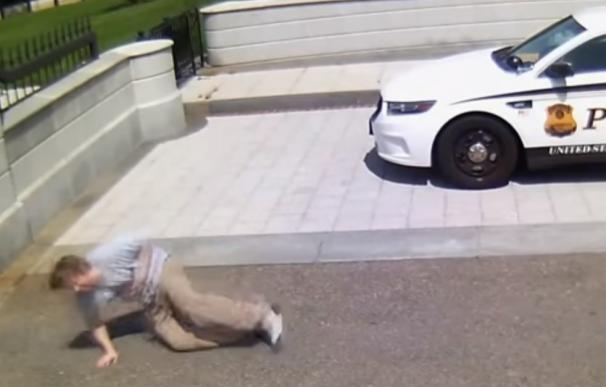 La Casa Blanca muestra un vídeo en el que un atacante recibe un disparo