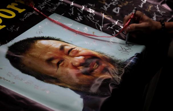Una asistente del artista chino Ai Weiwei fue amenazada durante el interrogatorio policial