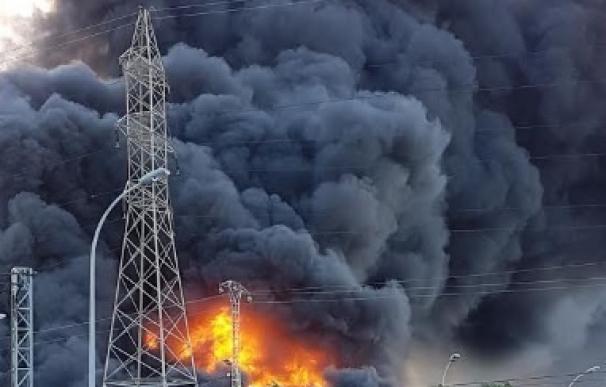 La empresa donde se ha iniciado el incendio de Paterna dice que el humo no ha superado los índices de toxicidad