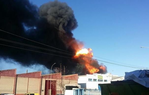 Declarado un incendio de grandes dimensiones en una nave de productos químicos en Paterna