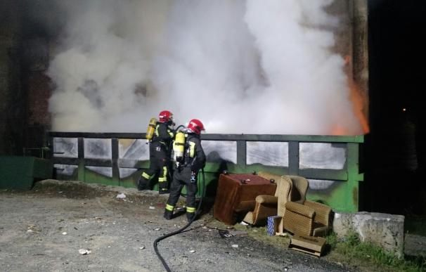 Bomberos del 112 extinguen un incendio en un establecimiento hostelero de Comillas