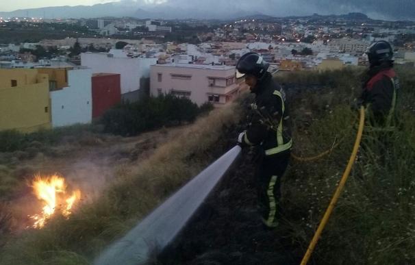 Bomberos de Tenerife realizan hasta diez intervenciones con motivo de las Hogueras de San Pedro