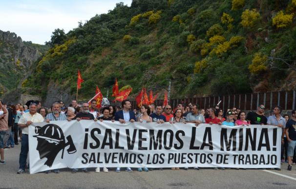 Ciñera se une para apoyar a los mineros encerrados