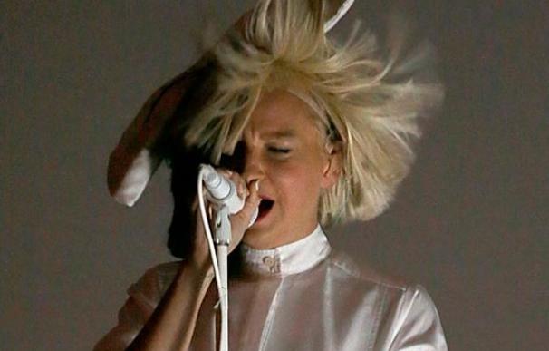 El viento deja al descubierto el rostro de la cantante Sia