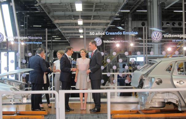 El Rey ensalza la "importantísima" aportación de Volkswagen Navarra al empleo, "una auténtica prioridad nacional"