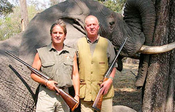 Foto del Rey Juan Carlos I en un safari de caza en Botsuana