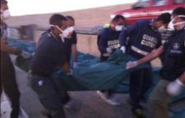 Hallan 25 inmigrantes muertos en un barco que iba hacia la isla de Lampedusa