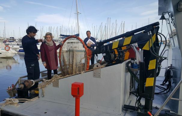 La Comunidad dispone una embarcación para limpiar las aguas del Mar Menor