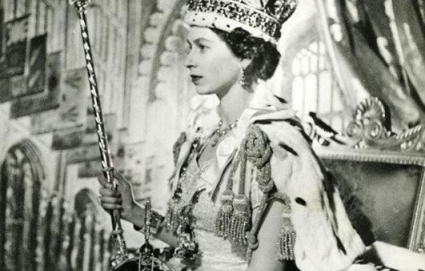 La reina de Inglaterra, sus datos, las efemérides de su reinado, la línea de sucesión...