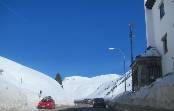 La nieve obliga al uso de cadenas en una decena de tramos de las carreteras oscenses