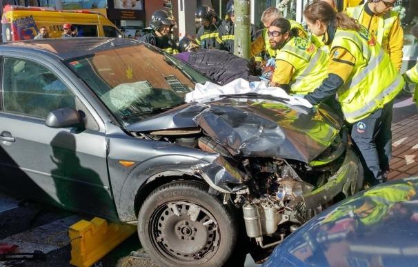 Dos peatones y un conductor heridos en un aparatoso accidente en la calle Alcalá
