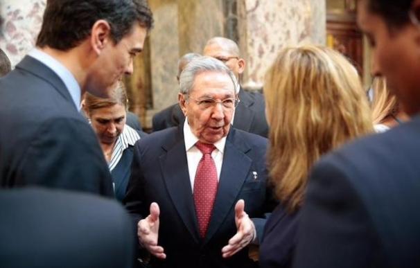 Pedro Sánchez difunde fotos con líderes latinoamericanos, entre ellos Castro, tras la polémica por el viaje de Zapatero