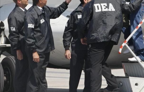 El general Santoyo, exjefe de seguridad de Uribe, se entrega a la DEA