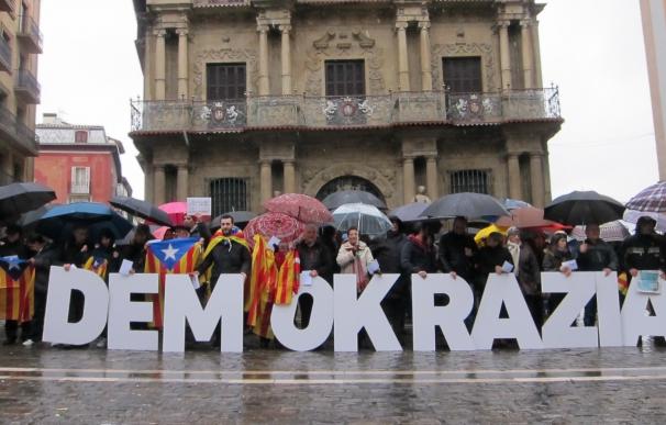 Una concentración muestra en Pamplona su "solidaridad con el pueblo catalán" ante el juicio por la consulta del 9N