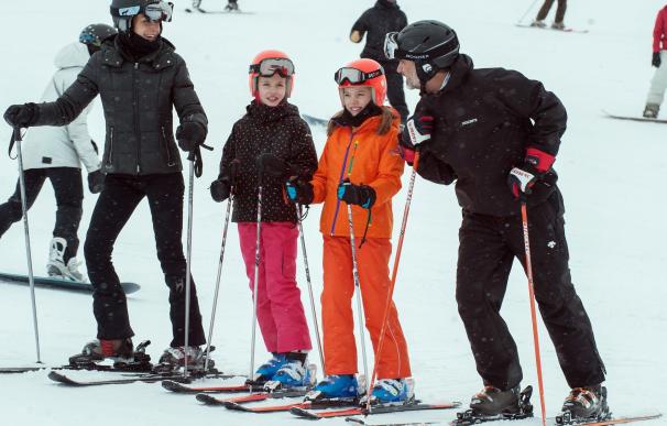 Los Reyes Felipe y Letizia pasan una jornada de esquí en Astún (Huesca)