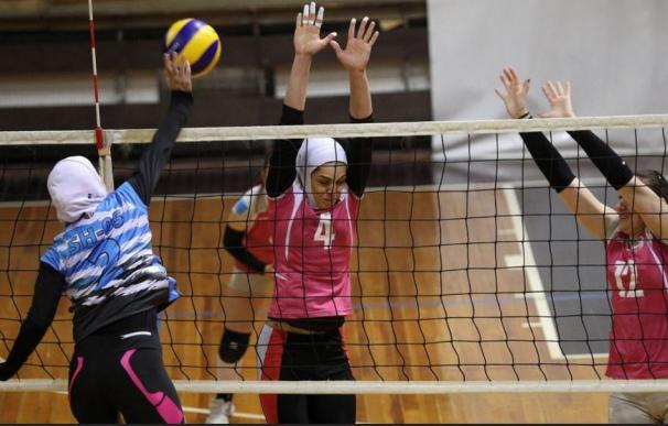 Dos jugadoras iraníes rompen barreras en el voleibol profesional de Bulgaria