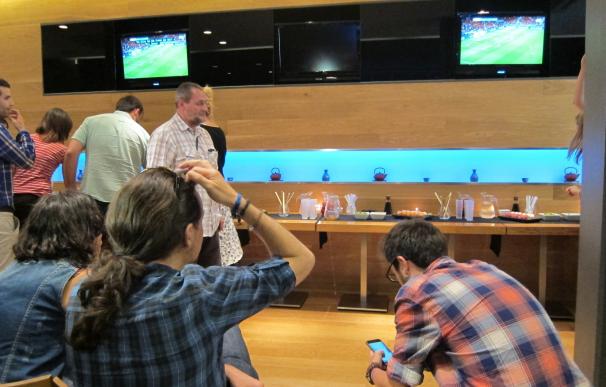 Pablo Iglesias se relaja viendo a la selección en un restaurante japonés de Alicante