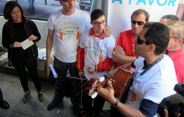 Sáenz de Santamaría y Albert Rivera comparten guitarrista en Salamanca