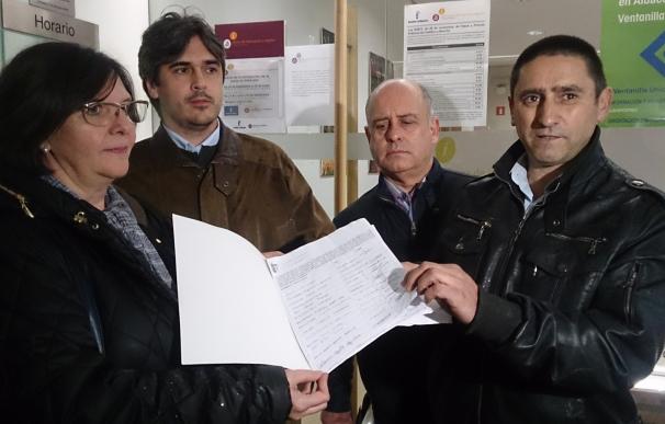 Peñascosa (Albacete) entrega 400 firmas al Gobierno regional para que "no recorte" el servicio de autobús con la capital