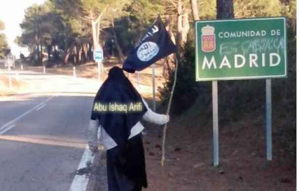 Detenido por yihadismo se hace una foto con la bandera del EI en la CM