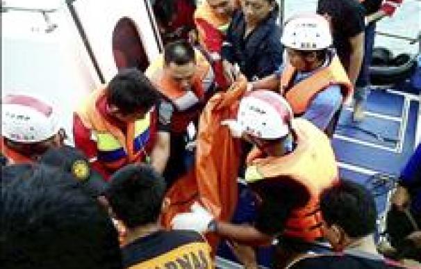 Aumenta a 12 el número de pasajeros muertos en un naufragio en Indonesia