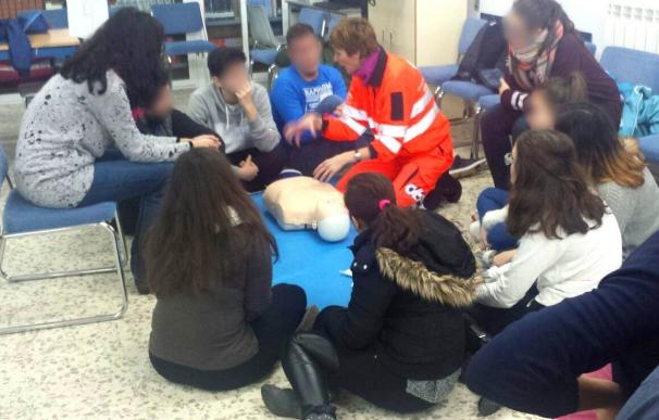 El 061 enseña al alumnado del IES Reyes de España, de Linares, cómo actuar ante una urgencia sanitaria