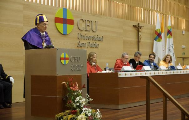 El catedrático sevillano Emilio Herrera recibe la Medalla al Mérito de la Universidad CEU San Pablo