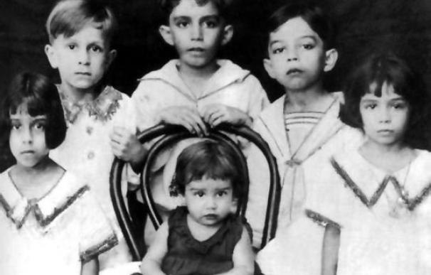 Gabriel García Márquez de niño junto a sus hermanos