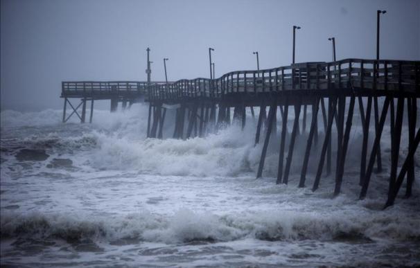 Asciende a tres el número de muertos por el huracán "Irene" en EEUU