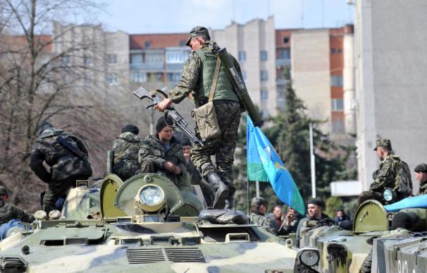 Tropas ucranianas en transportes blindados frente a la sede regional tomada por los separatistas prorrusos en Sloviansk el 16 de abril