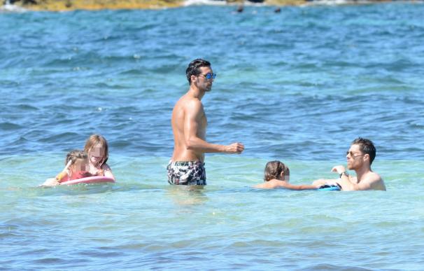 Xabi Alonso, Arbeloa y Callejón disfrutan de una jornada en la playa junto a sus mujeres