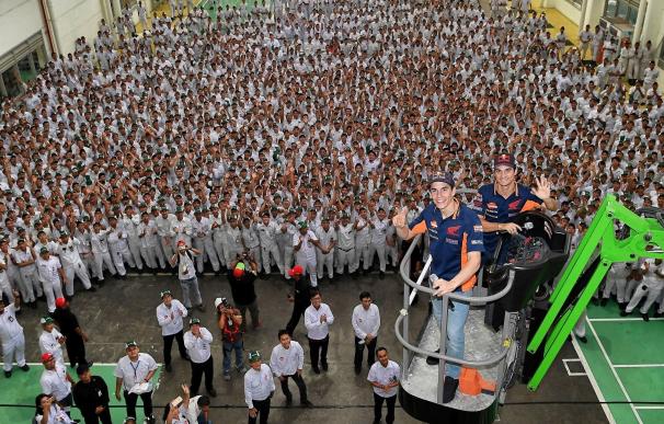 Márquez y Pedrosa se dan un baño de masas en Indonesia antes de la presentación oficial del Repsol Honda