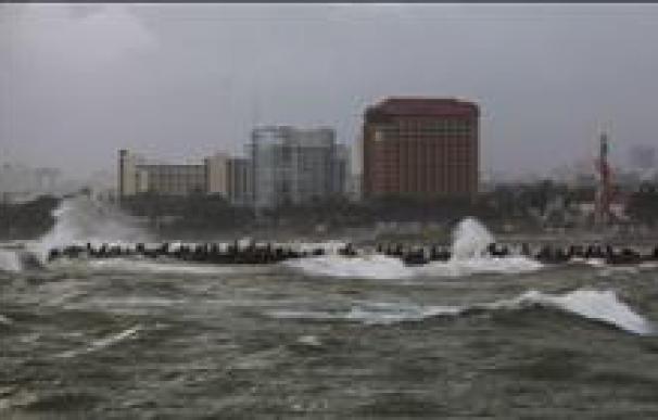 "Irene" se convierte en un poderoso huracán categoría 3 en Bahamas