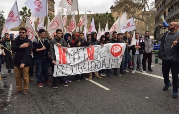 Cerca de 300 estudiantes se manifiestan en Barcelona contra el 3+2 y la Lomce