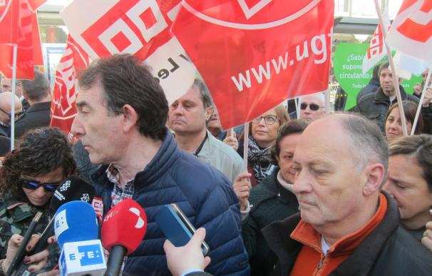 Unas 300 de personas responden en Valladolid a la llamada de los sindicatos por salarios y empleos dignos