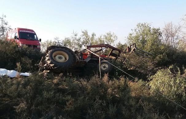 Un hombre muere al volcar su tractor, en Alpartir