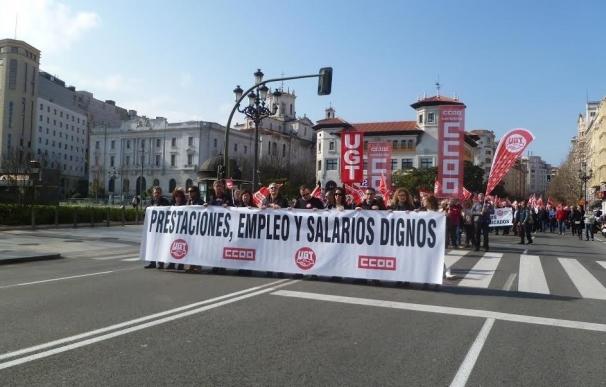 Un millar de cántabros piden trabajo y salarios "dignos" y los sindicatos reclaman al Gobierno un pacto por el empleo