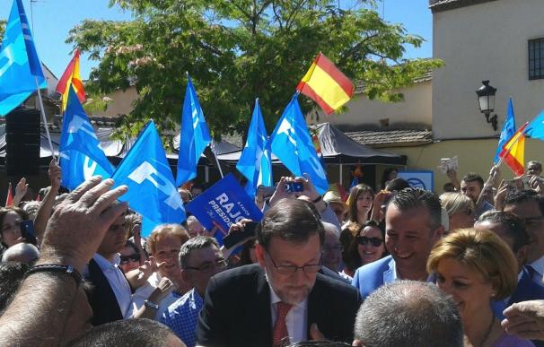 Rajoy da un mitin en la plaza del Convento que fundó Santa Teresa: "Seguro que está aquí con todos nosotros"