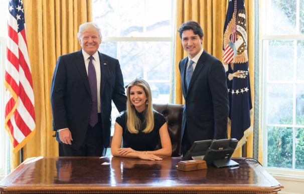 Polémica en las redes por una foto de Ivanka Trump en el Despacho Oval