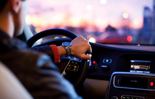 Fisioterapeutas aconsejan mantener una postura correcta al volante para evitar lesiones o accidentes de tráfico