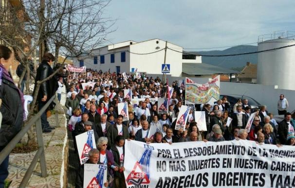 Cerca de 3.000 personas cortan la N-430 en Puebla de Don Rodrigo (Ciudad Real) pidiendo una "Nacional digna y segura"