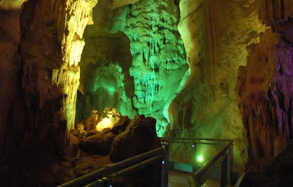 Turismo "familiar" con visitas guiadas a La Cueva de los Franceses y su entorno natural "privilegiado"