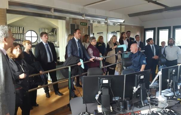 Representantes de once consulados visitan la sede del 112 en Baleares